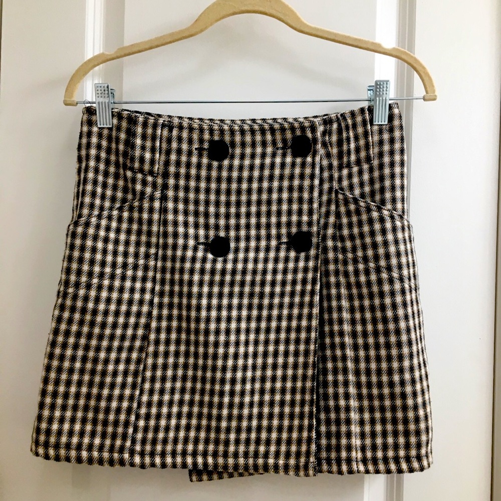 Cute button skirt!